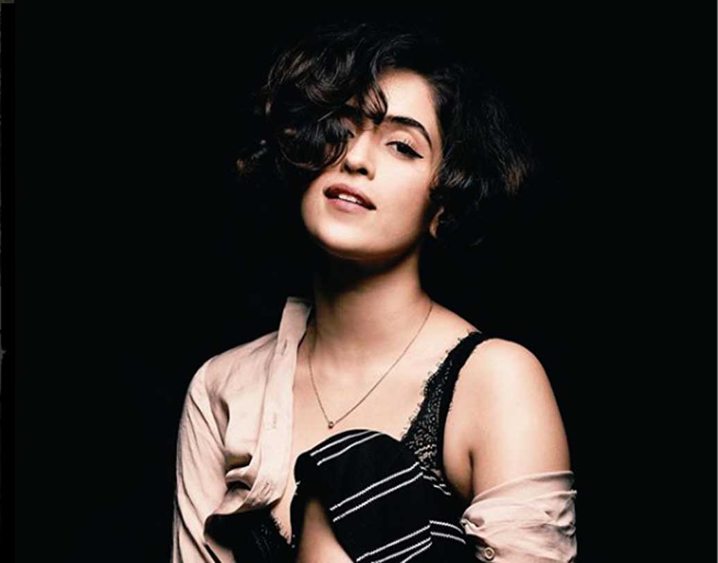 সানিয়া ব্যালে ডান্সিংয়ে পারদর্শী। ‘বধাই হো’-তে তাঁকে দেখা গিয়েছে একটি নাচের দৃশ্যেও। প্রশংসিতও হয়েছে সেই নাচ।