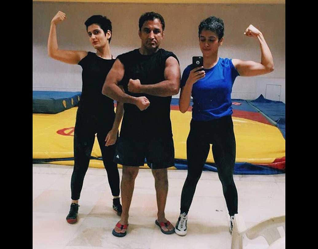 জাতীয় কোচ কৃপাশঙ্কর বিষ্ণোইয়ের কাছে ছবির প্রয়োজনে কুস্তি শিখেছেন তিনি ও অপর ‘দঙ্গল গার্ল’ ফতিমা সানা শেখ। পরস্পরের খুব ভাল বন্ধু তাঁরা।