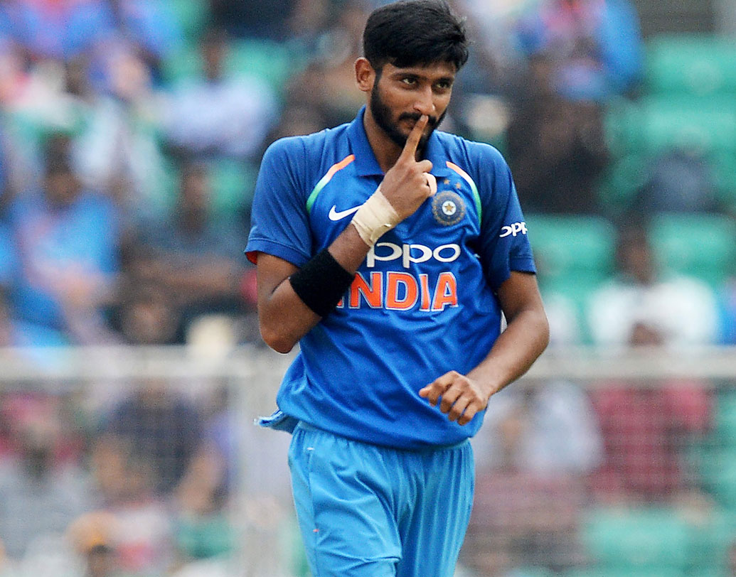 খলিল আহমেদ: ইতিমধ্যেই খলিলের আগুন ঝরানো স্পেলের সাক্ষী হয়েছেন অজিরা। আজও খলিলের কাছ থেকে এমনই স্পেল চাইবেন কোহালি-রোহিতরা। বাঁহাতি পেসারটি জাহির-নেহেরার কথা মনে করিয়ে দিচ্ছেন।