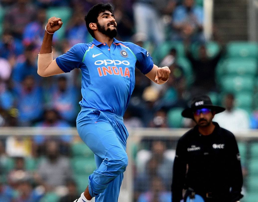 যশপ্রীত বুমরা: দলের সিম আক্রমণের বড় সম্পদ। খলিল-ভুবির সঙ্গে বুমরার ত্রিফলা আক্রমণ অস্ট্রেলিয়ার ব্যাটসম্যানরা কী ভাবে সামলান সেটাই দেখার।