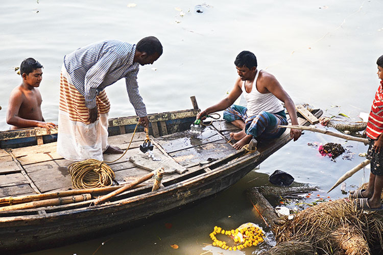 Many people are surviving in the city by fishing coins from the Ganges river