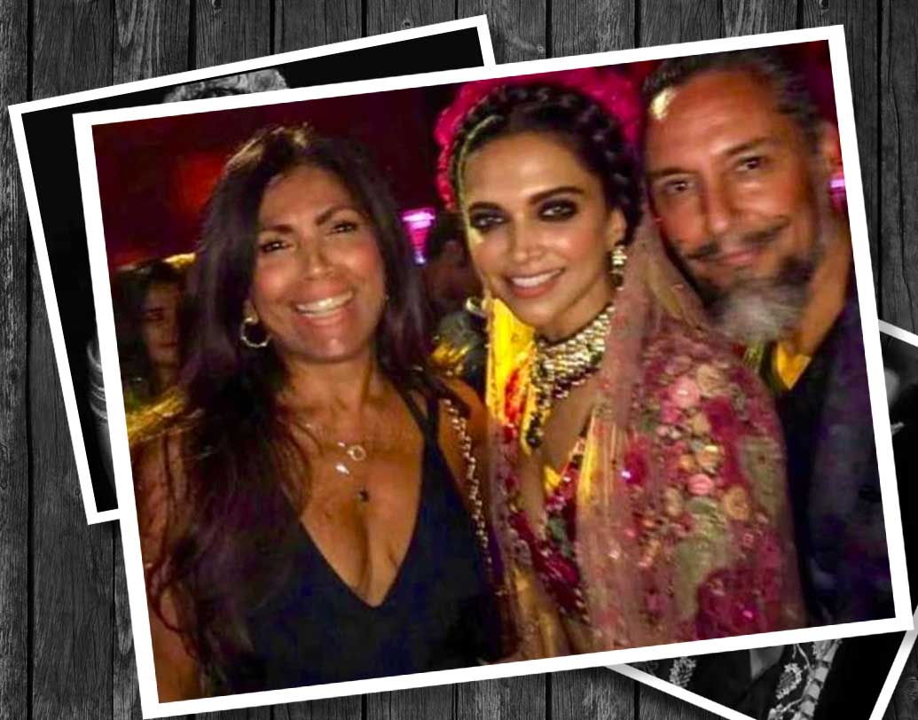 প্রকাশ্যে এসেছে এই পার্টির বেশ কয়েকটি ছবি। দীপিকা পরেছিলেন সব্যসাচী মুখোপাধ্যায়ের কেশরীবাই পান্নালাল কালেকশনের একটি লেহেঙ্গা। দীপিকার চুল বাঁধা নিয়ে ইতিমধ্যেই চর্চা শুরু হয়েছে। তাঁর হেয়ার স্টাইলিস্ট ছিলেন ক্লারাবেইয়ে সালদানহা।