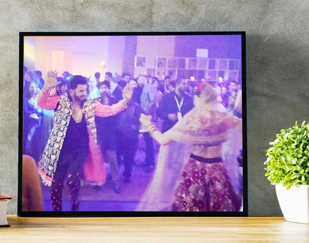 সারা রাত দু’জনে পার্টি করেছেন। আর রণবীর-দীপিকা নেচেছেন ‘ম্যায় তো রাস্তে পে যা রহা থা’-র তালে। কারণ, গোবিন্দা তাঁদের দু’জনেরই প্রিয়। নেচেছেন ‘দ্যাট থিং ইউ ডু’-এর তালেও।