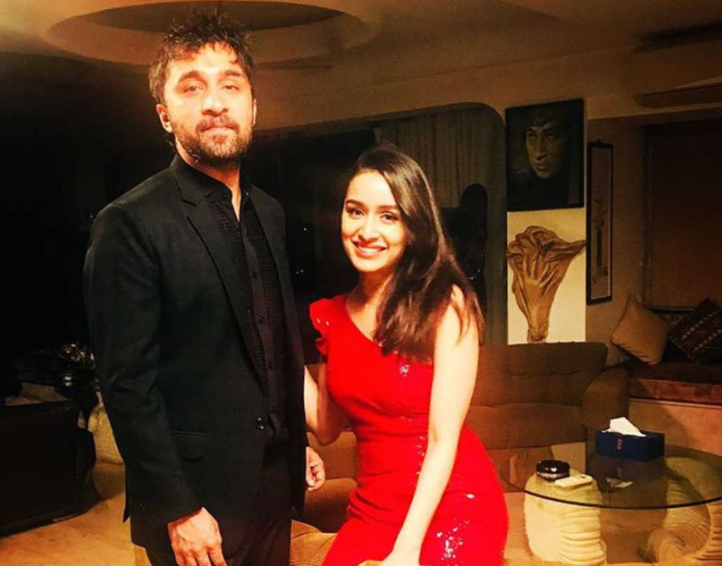 কে কে ছিলেন এই মিনি রিসেপশনে? যশরাজ ফিল্মসের তরফে শানু শর্মা এসেছিলেন, যিনি প্রথম রণবীরকে ‘বিগ ব্রেক’ দেন। অর্জুন কপূরের বোন অংশুলা, শ্রদ্ধা কপূর ও তাঁর ভাই সিদ্ধান্তকে দেখা গিয়েছে এই ঘনিষ্ঠ বন্ধুদের রিসেপশনে। তবে দীপিকার গ্র্যান্ড রিসেপশনের সবচেয়ে বড় আকর্ষণ বোধ হয় হতে চলেছে বিশেষ এক অতিথির উপস্থিতি।