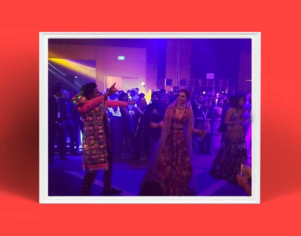 রাতভর পার্টিতে ওই দিন দীপিকা-রণবীর চুটিয়ে মজা করেছেন। এর পর আগামী ২৮ নভেম্বর গ্র্যান্ড রিসেপশনের আয়োজন করেছেন দীপবীর জুটি। সেটিও হবে মুম্বইয়ের হায়াতেই। কোন বিশেষ অতিথি আসতে পারতে ওই দিন?