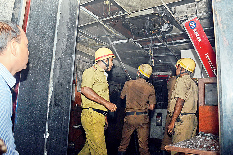 তৎপরতা: আগুন নেভানোর কাজ চলছে। রবিবার, হরিশ মুখার্জি রোডের সেই ব্যাঙ্কে। নিজস্ব চিত্র