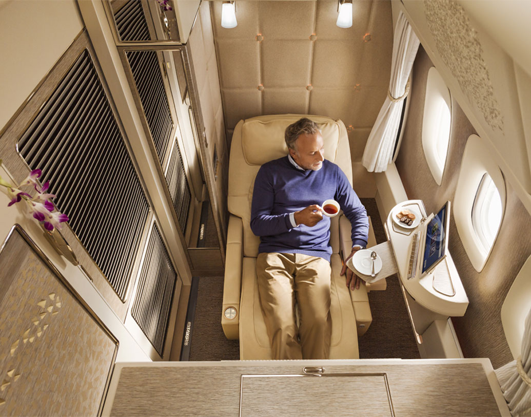 প্রায় ৪০ বর্গফুটের একান্ত ব্যক্তিগত স্যুট আছে এই বিমানে, আসনের মাপ ৭২ ইঞ্চি। থাকবে নিজস্ব বিছানাও।