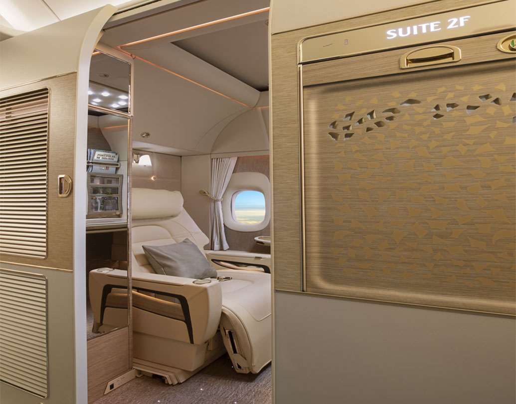 বোয়িং, রকওয়েল কলিনস ইন্টিরিয়র সিস্টেম, প্যানাসোনিক, জ্যাক পিয়েরে জঁ ডিজাইনের স্টুডিয়ো, সিয়াটেলের ডিজাইন সংস্থা টেগের সঙ্গে মিলে এই অভিনব স্যুট তৈরি হয়েছে।