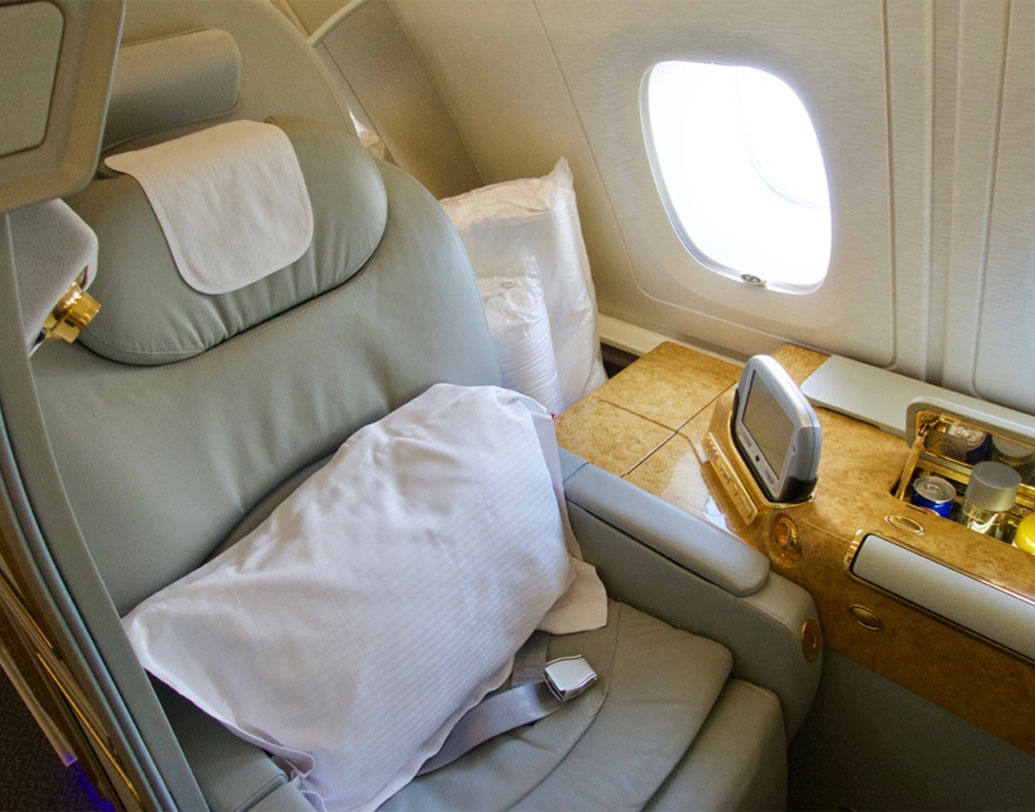 ৩২ ইঞ্চির এইচডি এলসিডি টিভির পর্দায় রয়েছে ২৫০০ চ্যানেল সার্ফিংয়ের ব্যবস্থা। উইলকিনসের অ্যাক্টিভ নয়েস ক্যানসেলিং ই১ হেডফোনও রয়েছে সঙ্গে। এটি প্রথম শ্রেণির কেবিনের কথা ভেবেই তৈরি।