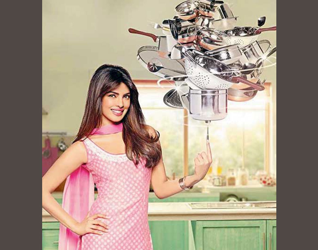 প্রিয়ঙ্কা যে সত্যিই গুছিয়ে সংসার করতে চাইছেন, তা বোঝা যাবে প্রিয়ঙ্কার চাওয়া উপহারের তালিকা থেকে। ক্ল্যাড কুকওয়্যারের সেট, কুইসিনার্ট ফুড প্রসেসর, আমেরিকান আটেলিয়র কাটিং বোর্ড, কিচেনঅ্যাড স্ট্যান্ড মিক্সার। মিক্সারটির দাম মোটামুটি ৩৫ হাজারের কাছাকাছি।