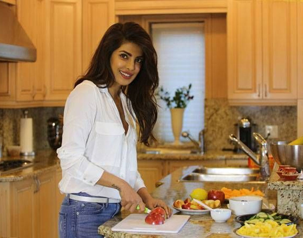 প্রিয়ঙ্কার ভাললাগার উপহারের মধ্যে রয়েছে ভিটামিক্স ব্লেন্ডার, ডোরোটিয়া ডিনার প্লেট, ৮-১৫ হাজারের মধ্যে মেপ্রা ফ্ল্যাটওয়্যারের চামচের সেট।