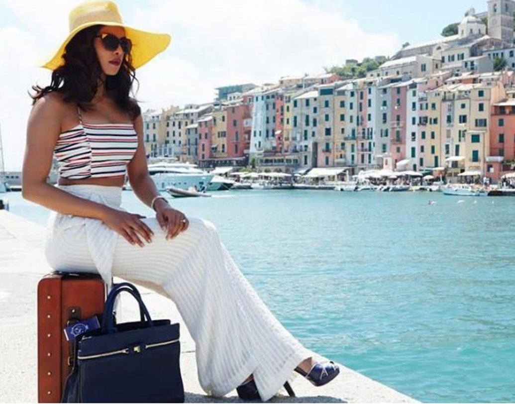 প্রিয়ঙ্কাকে সারাক্ষণ এই দেশ থেকে অন্য দেশে যেতে হয়। আর বেড়াতেও অসম্ভব ভালবাসেন তিনি। তবে কাজের জন্যই আইভিওয়াই মোবাইল প্রিন্টার পছন্দ তাঁর। এর দাম প্রায় ১৫ হাজার টাকা।