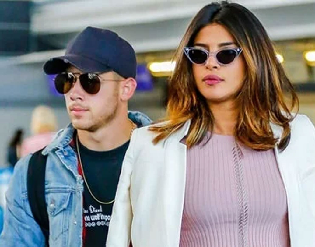 এ ছাড়াও টুমি লাগেজ ট্রলি, হর্টেন্স বিহুইটের ট্র্যাভেল ব্যাগ, মার্ক জ্যাকবসের ব্যাকপ্যাকও রয়েছে এই তালিকায়।