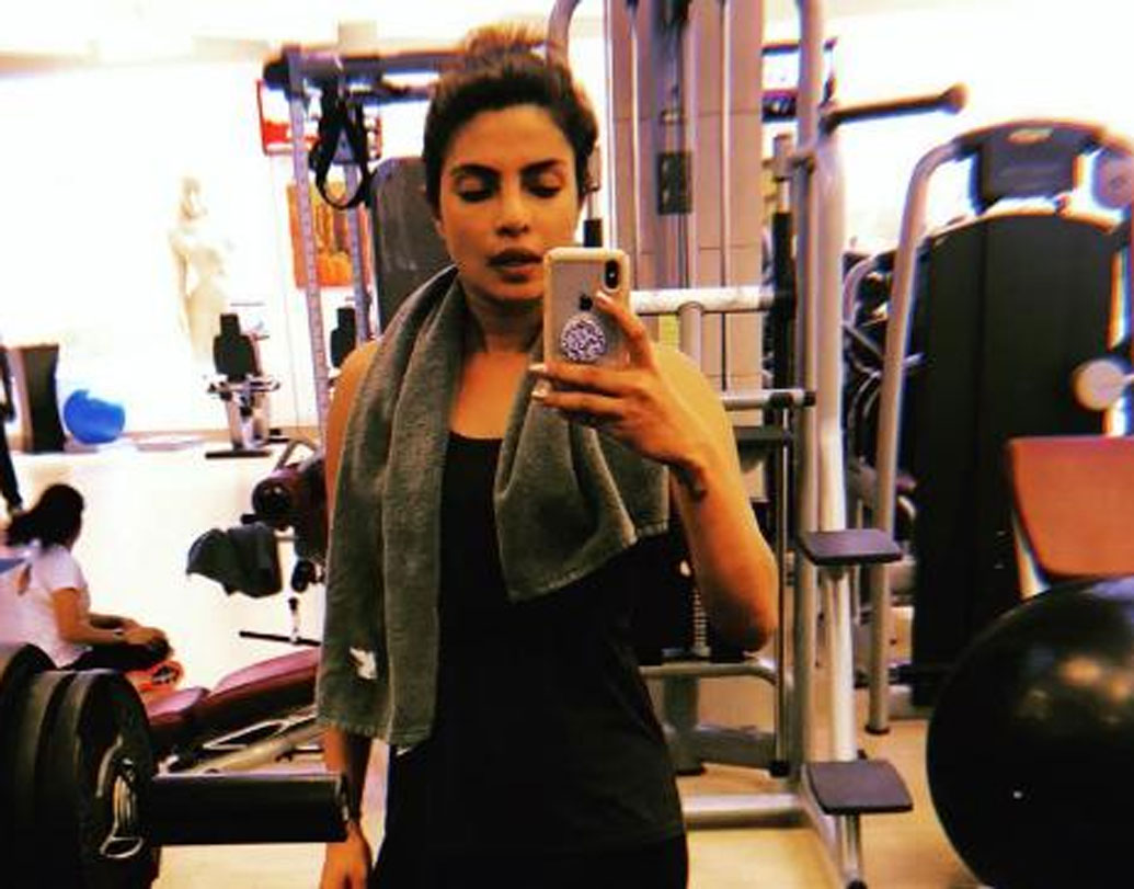 প্রিয়ঙ্কা ফিটনেস ফ্রিক। তাঁর ফিগার বি টাউনের চর্চার বিষয়। তাই বার্টন স্নো-বোর্ড, রোলারবেড ইনলাইন স্কেট, ২৮ হাজার টাকা দামের কেইসার ইন্ডোর বাইক চেয়েছেন তিনি। ইয়েটি কুলার, অ্যামাজন বেসিক ডাম্বেল সেট, হ্যালেক্সের টেবিল টেনিস সেটও রয়েছে তালিকায়।