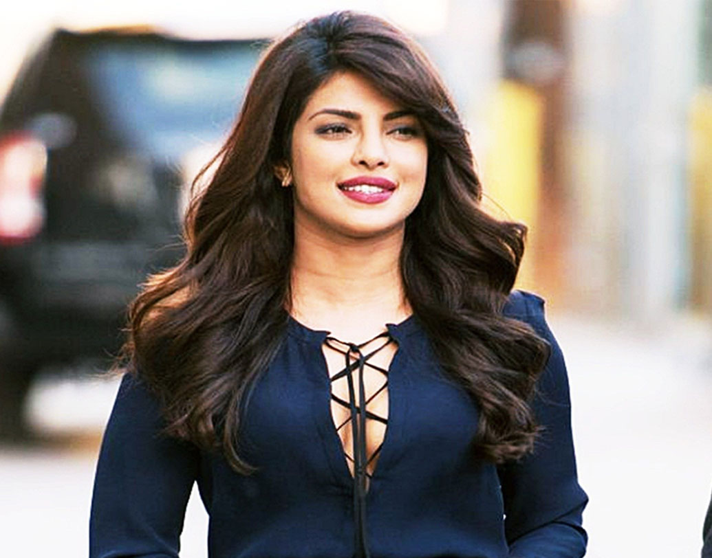 প্রিয়ঙ্কার অবসর কাটে গান শুনে। ক্রাফ্টও বেশ পছন্দ। তাই তাঁর পছন্দের উপহারের মধ্যে রয়েছে ক্রসলির রেকর্ড প্লেয়ার। ক্যাননের ক্র্যাফটিং প্রিন্টারও। ক্রসলির রেকর্ড প্লেয়ারটির দাম ১২ হাজার টাকার কাছাকাছি।