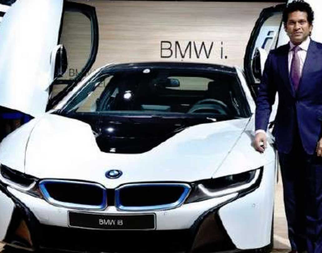 সচিন তেন্ডুলকর: লিটল মাস্টারের প্রিয় গাড়ির তালিকায় রয়েছে সাদা রঙের একটি বিএমডব্লু আই৮। একাধিক গাড়ি থাকলেও এই বিএমডব্লু সচিন খুব প্রিয়।