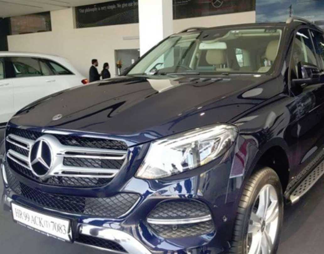 সুরেশ রায়েনা: ভারতীয় দলের এক সময়ের অন্যতম জনপ্রিয় ক্রিকেটার। গাড়ি-ভালবাসার ক্ষেত্রেও রায়নার পছন্দ বেশ উচ্চ তালিকায়। মার্সিডিজ বেনজ় রায়নার অন্যতম পছন্দের গাড়ি। এমনকি, বাবা-মাকে একটি মার্সিডিজ উপহারও দিয়েছিলেন তিনি।