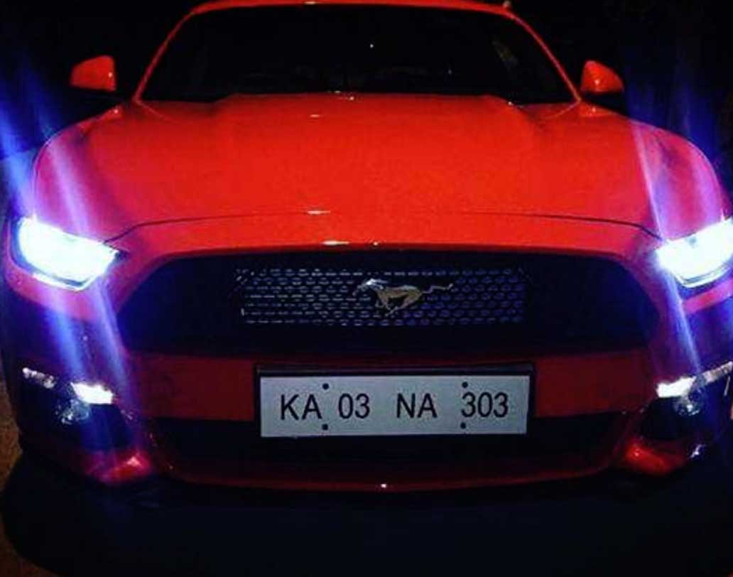 করুণ নায়ার: নজর কেড়েছিলেন ব্যাট হাতে। স্টিয়ারিং হাতেও নজর কেড়েছেন তিনি। শুধু পছন্দের গাড়ি কেনাই নয়, গাড়ির নম্বর প্লেটটাও নিজের পছন্দ মতো তৈরি করেছিলেন তিনি। তাঁর গাড়ির নম্বর প্লেট KA 03 NA 303।