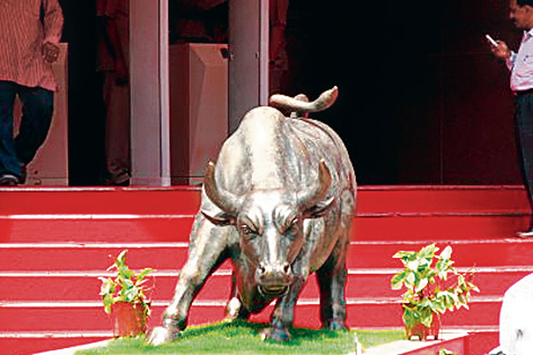 Sensex jumps to 373 points in the volatile share market