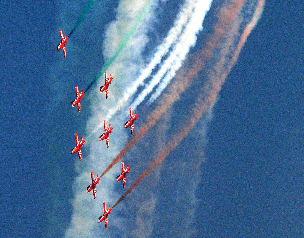 পঞ্চম স্থানে আছে ইউরোপের আরেক শক্তি ফ্রান্স। আর চতুর্থ স্থানে ভারত। অর্থাৎ, সামরিক শক্তির দিক থেকে পৃথিবীর চতুর্থ শক্তিশালী দেশ ভারত। ভারতীয় সেনাবাহিনীর মোট সদস্যসংখ্যা প্রায় ৪২ লক্ষ। ভারতের প্রতিরক্ষা বাজেট ৪৭ বিলিয়ন ডলার ছাড়িয়েছে। এক সময় যে ইংল্যান্ডের কাছে পরাধীন থাকতে হয়েছিল, এখন তাকেও ছাড়িয়ে গিয়েছে ভারত।