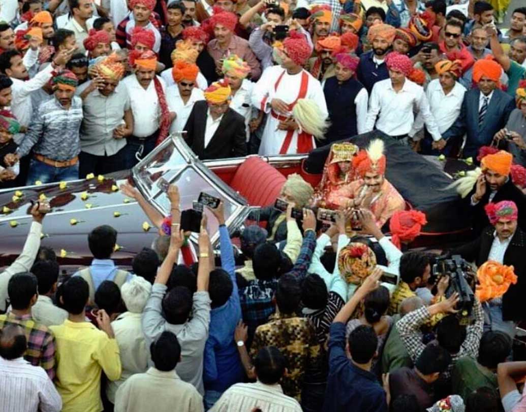 গত বছর বিয়ে করেনএই যুবরাজ। ৬০টি রাজপরিবার নিমন্ত্রিত ছিল তাঁর বিয়েতে। ছিলেন রাজস্থানের মুখ্যমন্ত্রী বসুন্ধরা রাজে সিন্ধিয়া, কংগ্রেস নেতা দিগ্বিজয় সিংহরা। বলিউডের একাধিক সেলেব তো বটেই, বেশ কিছু ক্রিকেটারও ছিলেন নিমন্ত্রিতের তালিকায়।সন্তরমপুর রাজ পরিবারের মহারাজকুমারী কৃতিরঞ্জনী কুমারীকে বিয়ে করেছিলেন জয়বিরাজ।