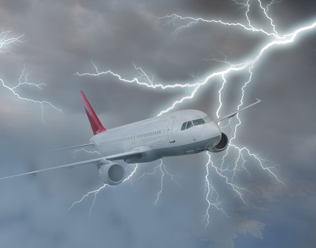 বিদ্যুৎ: প্রাকৃতিক দুর্যোগের সময় বহু বার বাজের সম্মুখীন হয়েছেন বিমানচালকরা। অ্যালুমিনিয়াম দিয়ে তৈরি হওয়ার কারণে বিমানগুলির শরীর থেকেও তড়িৎ সঞ্চালিত হতে পারে। তবে তাদের গঠনগত পদ্ধতি এমনই যে সেই বাজ বিমানের ভিতরে প্রবেশ করে না। বিমানচালকরা ককপিটে বসে বাজের ভয়াল রূপ ও আলোর তীব্রতা অন্যদের চেয়ে বেশিই টের পান।