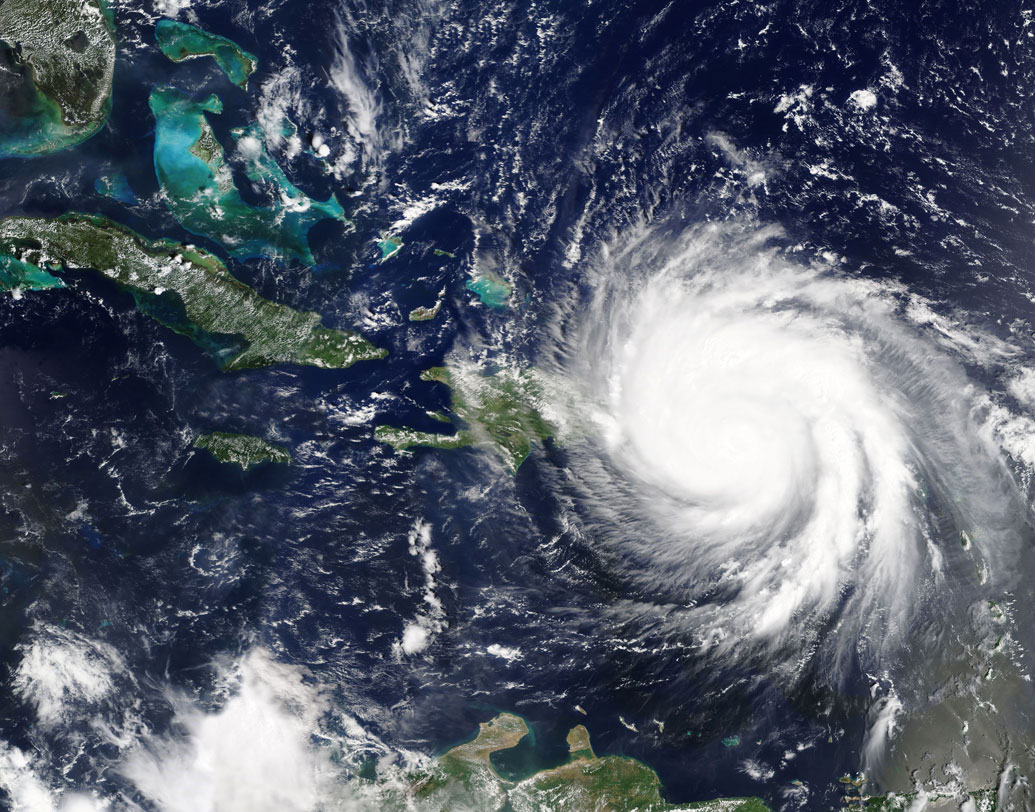 ঘূর্ণিঝড়: প্রাকৃতিক দুর্যোগ, ঝড়ঝঞ্ঝার মধ্যে বিমান পড়লে তা এয়ার পকেটে নেমে আসতে বাধ্য হয়। এই সময় বিমানের যাত্রীদের অনেকেই আশঙ্কিত হয়ে পড়েন। প্রবল ঘূর্ণির এমন ভয়াল রূপও অন্যদের থেকে বিমানচালকরাই বেশি ভাল দেখতে পান। ঝড়ের সময় আকাশের অবস্থা, বাতাসের ঘূর্ণন, এমনকি ঝড়ের উৎসস্থলের ভয়াবহতাও দেখতে পান তাঁরা।