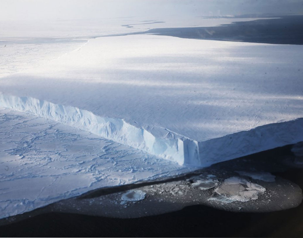 সমকোণী হিমশৈল: নাসা-র বিমানচালকদের দাবি, উত্তর অতলান্তিক পেনিনসুলার দিকে উড়ে যাওয়ার সময় সম্প্রতি নিখুঁত সমকোণ সম্পন্ন চৌকো হিমশৈল দেখতে পান তাঁরা। আকাশ থেকে নীচের পৃথিবীর সাধারণ কিছু হিমশৈল দেখতে পাওয়া খুব আশ্চর্যের নয়। কিন্তুএমন জ্যামিতিক আকারের হিলশৈলর উপস্থিতি পৃথিবীতে খুবই বিরল বলেও জানান তাঁরা।