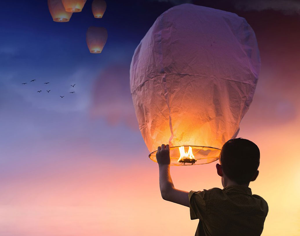 বেলুন ও ফানুস: মাঝ আকাশে ওড়ার সময় উচ্চতায় উড়তে সক্ষম এমন বেলুন ও ফানুসের মুখোমুখি প্রায়ই হন বিমানচালকরা। তখন সে সবের থেকে পাশ কাটিয়ে সুরক্ষিত উপায়ে বিমানকে গন্তব্যে পৌঁছে দেওয়াই তাঁদের কাছে চ্যালেঞ্জ হয়ে ওঠে।