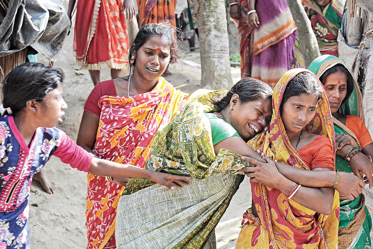 মর্মভেদী: স্বজন হারানোর কান্না। বুধবার শান্তিপুরের নৃসিংহপুরে। ছবি: প্রণব দেবনাথ