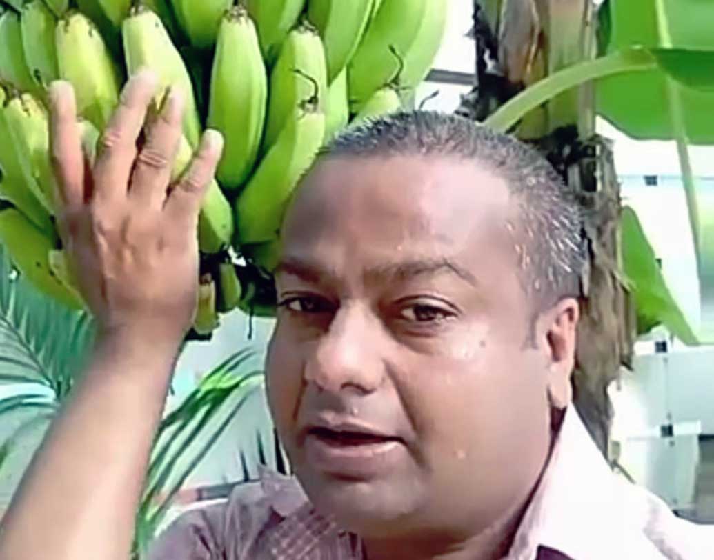 এই দীপক কালাল আসলে ইন্টারনেট সেনসেশন। অদ্ভুত সব ভিডিয়ো পোস্ট করে রাতারাতি নেটপাড়ার লোকজনদের মনে জায়গা করে নিয়েছিলেন ইনি। ৩১ ডিসেম্বর লস অ্যাঞ্জেলসে রাখির গলায় মালা পরাবেন দীপক।