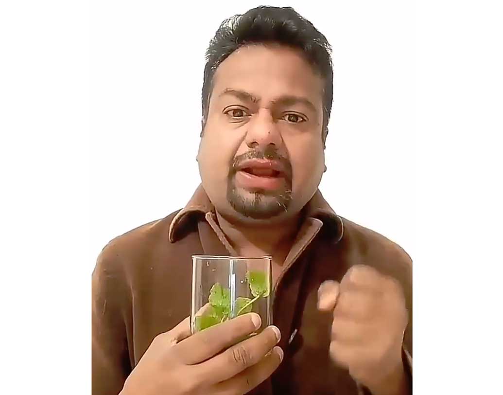 জনপ্রিয় হওয়ার আগে পুণের একটি হোটেলে রিসেপশনিস্টের কাজ করতেন দীপক। আর্থিক অনটনের কারণে দশম শ্রেণির পর আর পড়াশোনা করা হয়নি। পরে হোটেল ম্যানেজমেন্টের কোর্স করেন দীপক কালাল।