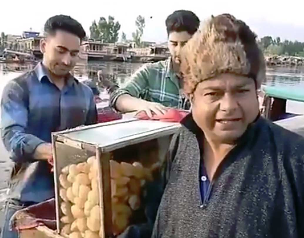 তবে শুধু এ দেশ নয়। দুই পড়শি দেশ, অর্থাৎ বাংলাদেশ এবং পাকিস্তানেও বিপুল জনপ্রিয়তা রয়েছে দীপক কালালের। দীপকের ফেসবুক এবং ইনস্টাগ্রাম প্রোফাইল জুড়ে রয়েছে কাশ্মীরের প্রচুর ভিডিয়ো। ২০১১ সাল থেকে বহু বার কাশ্মীর গিয়েছেন ইনি। আর সেখান থেকে একের পর এক ভিডিয়ো শেয়ার করেছেন।