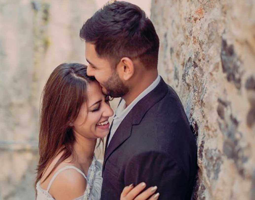 দীর্ঘ দিনের বন্ধু রোহিত নাভালের সঙ্গেই বিয়ে করতে চলেছেন শ্রুতি। এই বছরেই অগস্ট মাসে এনগেজমেন্ট হয় রোহিত এবং শ্রুতির।