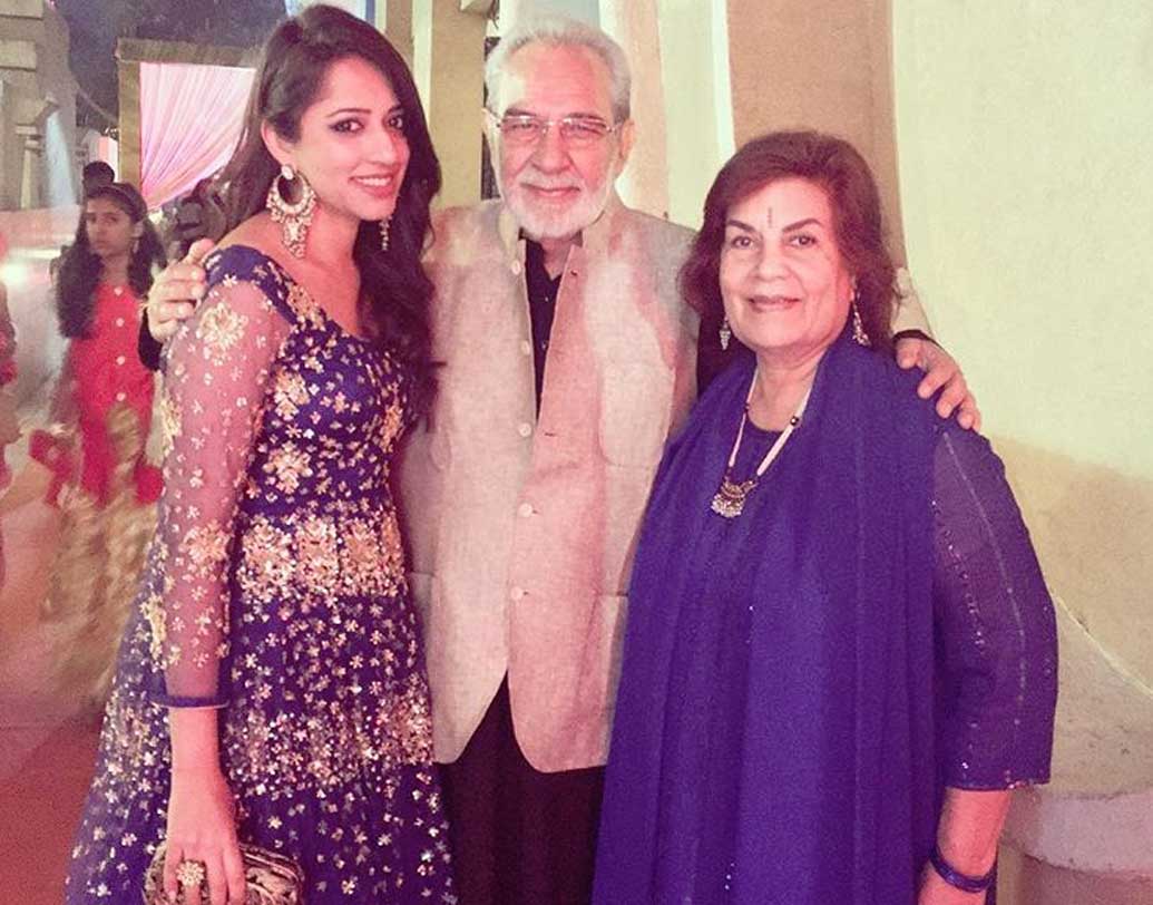 তবে কুলভূষণ কন্যার কিন্তু অভিনয়ের প্রতি কোনও ঝোঁকই নেই। শ্রুতি খারবান্দা একজন জুয়েলারি ডিজাইনার।