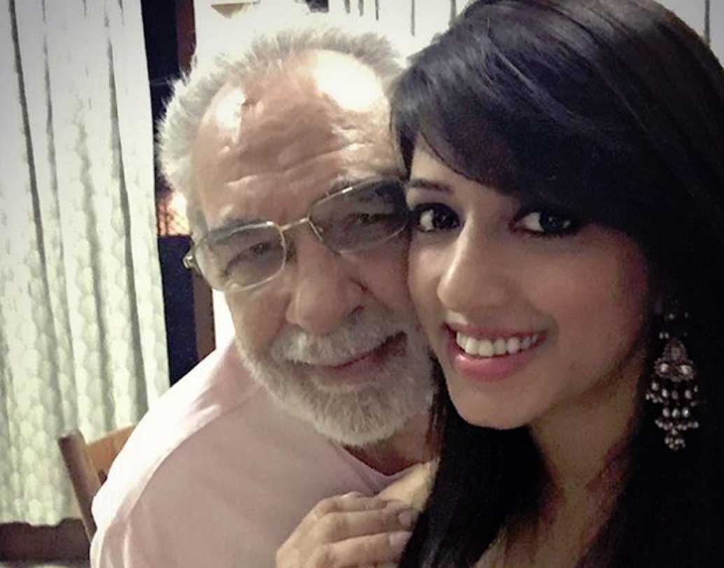 বিয়েতে আর কেউ না থাকুক, আমির খানের থাকার সম্ভাবনা প্রবল। কারণ, আমির খানের সঙ্গে সুসসম্পর্ক রয়েছে কুলভূষণের। সেই ‘জো জিতা ওহি সিকন্দর’ থেকে এক সঙ্গে কাজ করে আসছেন আমির এবং কুলভূষণ।