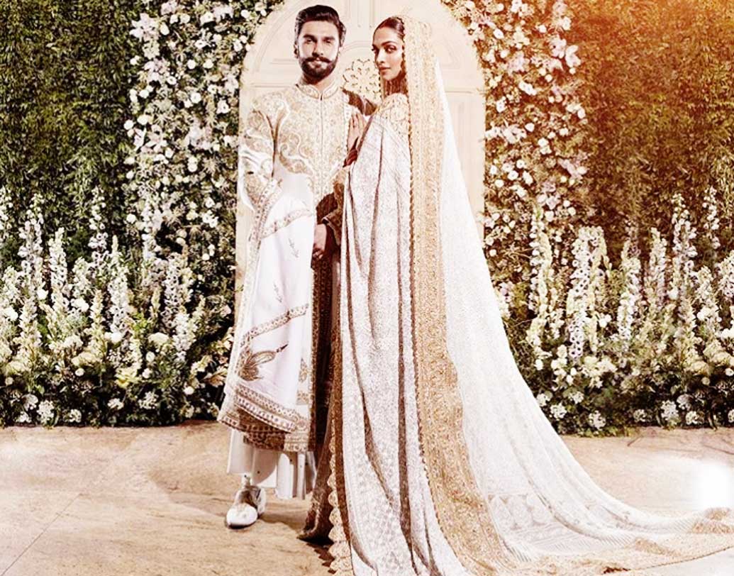 এ দিন দীপিকার পরনে ছিল আইভরি এবং সোনার রঙের কাজ করা চিকনকারি শাড়ি। দীপিকার ড্রেস ডিজাইন করেছিলেন আবু জানি এবং সন্দীপ খোসলা। অন্য দিকে রণবীরের পরনে ছিল ওই একই রঙের শেরওয়ানি। রণবীরের পোশাক ডিজাইন করেছেন বলিউডেরই আর এক নামজাদা ডিজাইনার রোহিত বাল।