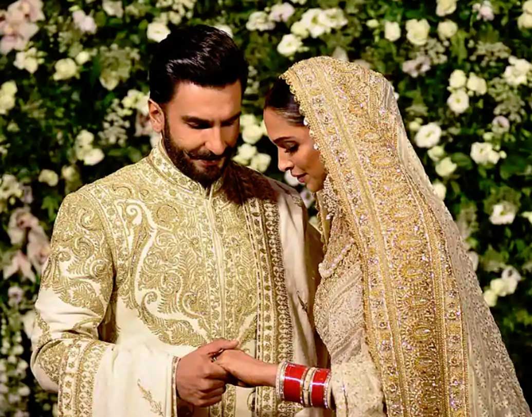 মুম্বই রিসেপশনে রণবীর আর দীপিকা যেন সুফিয়ানার আমেজ তৈরি করেছিলেন অতিথিদের জন্য। রিসেপশনে এ দিন বেশির ভাগ সময়েই বেজেছে নুসরত ফতে আলি খানের নানান সুফি গান।