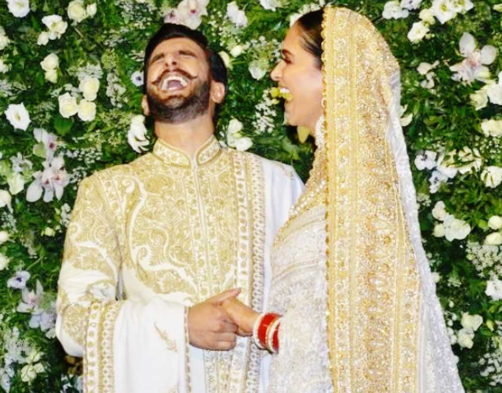 অনুষ্ঠানে বার বার সংবাদ মাধ্যমের সামনে পোজ দিতে দাঁড়িয়ে ছিলেন দীপবীর। আর পাপারাৎজিরা সে সময়ে দীপিকাকে ‘ভাবিজি’ বলেই ডাকছিলেন। আর তখন হাসির ফোয়ারা ছুটছিল দীপিকা আর রণবীর দু’জনেরই মুখে।