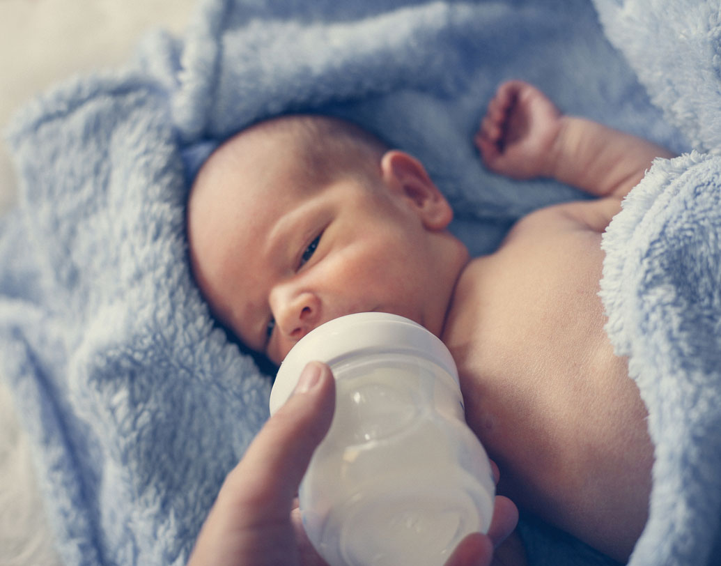 সস্তা প্লাস্টিকের বোতলে বিসফেনল-এ (বিপিএ) নামের যে রাসায়নিক উপাদান থাকে তা শিশুর লিভার, ত্বক ও অন্ত্রের উপর ক্ষতিকর প্রভাব ফেলে। প্লাস্টিকের দ্রব্যের বিষাক্ত হয়ে ওঠার অন্যতম কারণ এই বিপিএ। যদিও কিছু নামী বোতল প্রস্তুতকারী সংস্থার বোতলবিসফেনলমুক্ত, তবু প্লাস্টিকের বোতল বেশি ক্ষণ শিশুর সংস্পর্শে না রাখাই উচিত।