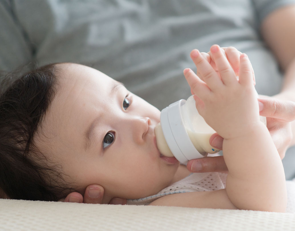 চিকিৎসকদের মতে, শিশুদের দাঁতের ক্ষয়ের অন্যতম কারণ সারা ক্ষণ বোতলের দুধে অভ্যস্ত করা। সাধারণত, যে সব শিশুর সবে দাঁত উঠছে, তাদেরও দিনের প্রায় বেশির ভাগ সময়ই মুখে বোতল দিয়ে রাখেন মায়েরা। দুধ জাতীয় দ্রব্যের মিষ্টতা ও দুধ শুষে খাওয়ার জন্য রবারের ঢাকা দীর্ঘ ক্ষণ শিশুর মুখের মধ্যে থাকায় এই সমস্যা হয়।