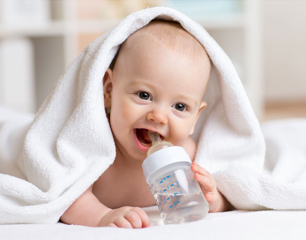 বোতলের মুখে থাকা রবারের ঢাকনাকে প্রায় সব শিশুই কামড়াতে থাকে। বিশেষ প্রক্রিয়ায় তৈরি হলেও রবারজাত দ্রব্য বেশি ক্ষণ শিশুর মুখে না রাখাই উচিত বলে মত শিশুচিকিৎসকদের।