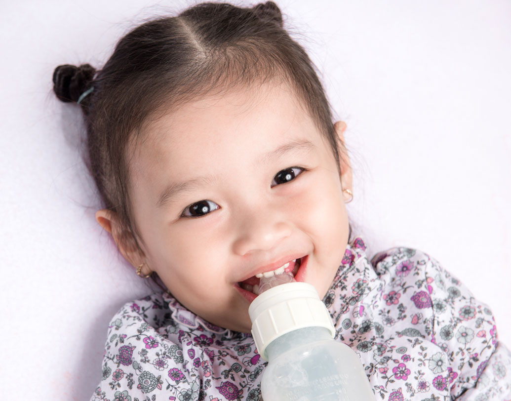 প্লাস্টিকের বোতলে দুধ খাওয়ার অভ্যাস ধীরে ধীরে আসক্তিতে পরিণত হয়। বোতলে করে দুধ খাওয়া শিশুর পক্ষেও সহজ ও আরামদায়ক হওয়ায় অনেক শিশুই একটা সময়ের পর বোতলের প্রতি আসক্ত হয়ে পড়ে। তখন কিছুতেই তাকে আর বোতলে করে দুধ খাওয়া ছাড়ানো যায় না। বোতলের সাহায্য ছাড়া ঘুমও আসে না তার।