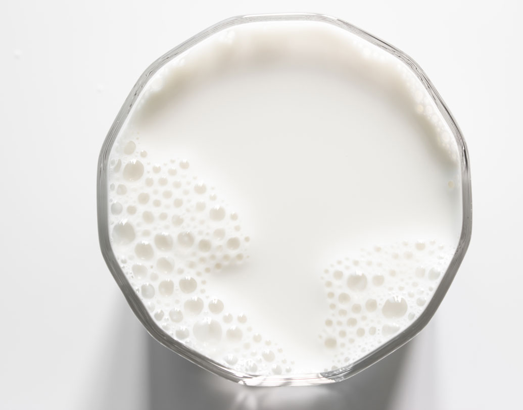 তা হলে উপায়? চিকিৎসকদের মতে, যত দিন সম্ভব মায়ের বুকের দুধই শিশুকে দিন। তার পর অভ্যাস করুন কাচের বা কাঁসার বাটিতে দুধ নিয়ে তা ঝিনুকে করে খাওয়াতে। রুপোর ঝিনুক এ ক্ষেত্রে উপকারী। একান্তই রুপোর ঝিনুক না থাকলে ভাল মানের স্টিলের ঝিনুকও ব্যবহার করতে পারেন। এগুলি বোতলের চেয়ে উপকারী।