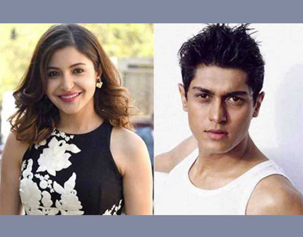 বিরাট কোহালি নন, বলিউডে পা রাখার আগে অনুষ্কা শর্মার প্রেম ছিলেন জোহেব ইউসুফ। স্মার্ট-হ্যান্ডসাম জোহেবের মতোই অনুষ্কাও তখন বেঙ্গালুরুতে থাকতেন। আর স্বপ্ন দেখতেন, বলিউডে অভিনয় করার। সে জন্য মুম্বইতেও একসঙ্গে এসেছিলেন। তবে অনুষ্কার স্বপ্ন সত্যি হলেও বলিউডে ব্রেক পাননি জোহেব। শেষমেশ বেঙ্গালুরুতেই ফিরে যান তিনি।