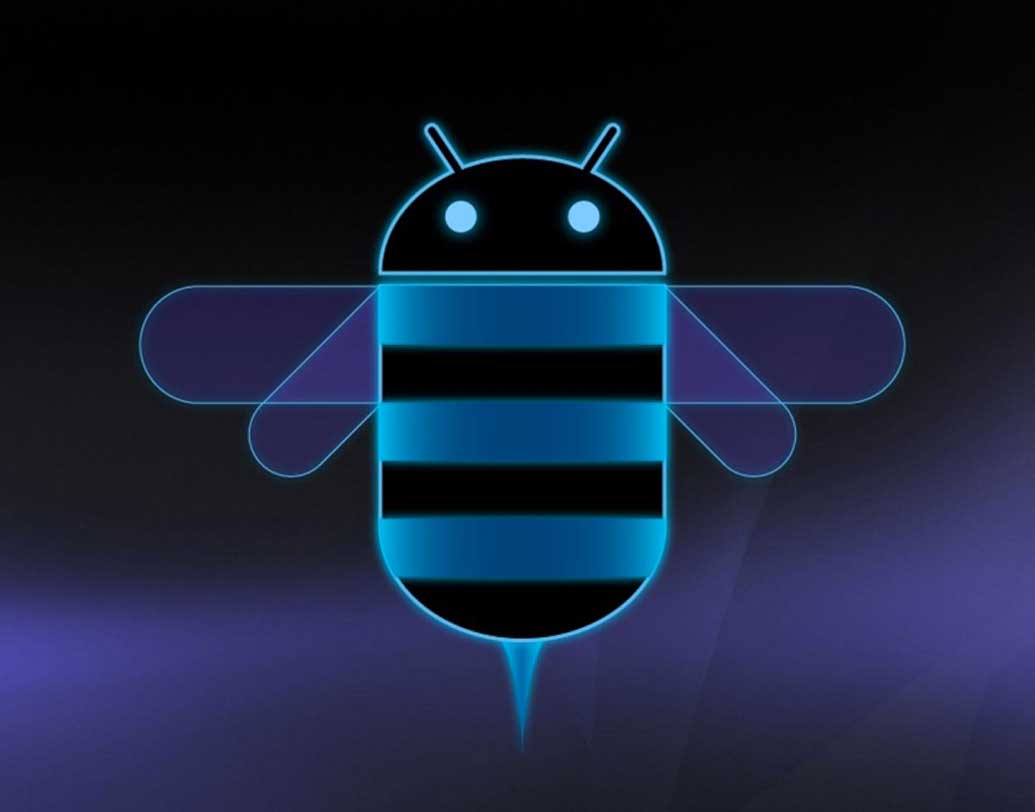 পরের বছর ২২ ফেব্রুয়ারি আসে অ্যান্ড্রয়েড৩.০/৩.২ হনিকম্ব। এটি নির্মাণ করা হয়েছিল লিনাক্স কার্নেল ২.৬.৩৬ ভারসানের উপর ভিত্তি করে। প্রথম ডিভাইস যাতে এই ভার্সানটি ব্যবহার করা হয়েছিল, সেটি ছিল মোটরোলা ক্সুম ট্যাবলেট। এই ট্যাবলেটটি ২৪ ফেব্রুয়ারি ২০১১তে লঞ্চকরেছিল। আট মাসের মধ্যে ফের চমক। বাজারে আসে অ্যান্ড্রয়েড৪.০ আইসক্রিম স্যান্ডউইচ।