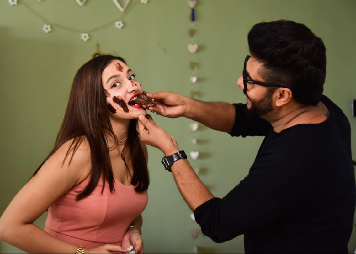 কেক কাটা, তারপর শ্যাম্পন খুলে শুরু হয় সেলিব্রেশন। শুভশ্রীর মুখে কেক মাখিয়ে দেন রাজ। তবে বার্থডে সেলিব্রেশনের কোনও ছবি এখনও সোশ্যাল মিডিয়ায় পোস্ট করেননি রাজ বা শুভশ্রী কেউই।