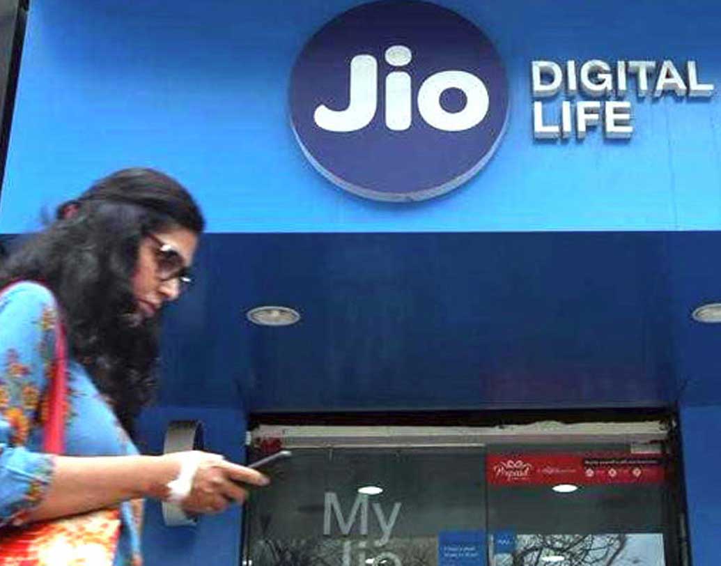 এক বছরের জন্য জিও-র তরফ থেকে গ্রাহকেরা পাবেন আনলিমিটেড ডেটা। সঙ্গে ফ্রি-ভয়েস কলিং। খরচ মাত্র ১৬৯৯ টাকা।