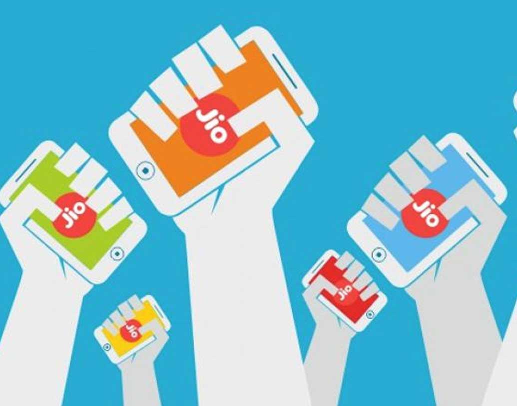 এই দিওয়ালিতে রিলায়্যান্স জিও গ্রাহকেরা পাবেন ১০০ শতাংশ ক্যাশব্যাক। সংস্থা কর্তৃপক্ষ জানিয়েছেন, রিলায়্যান্স জিও কুপনের মাধ্যমে তা করা যাবে। পুরনোদের পাশাপাশি জিও-র নতুন গ্রাহকেরাও ক্যাশব্যাক পাবেন। এ ছাড়া, ১৪৯ বা তার বেশি টাকার প্রি-পেড কাস্টমাররাও এই অফার পেতে পারেন।