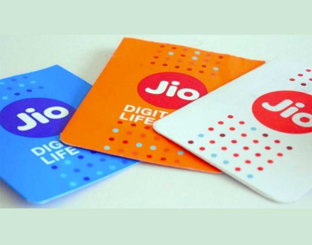 কেমন করে ক্যাশব্যাক পেতে পারেন? জিও-র তরফে যে কোনও ফোর-জি ফোন কিনলেই ২২০০ টাকার ক্যাশব্যাক সঙ্গে সঙ্গে পাবেন গ্রাহকেরা। তবে এর সঙ্গে ১৯৮ বা ২৯৯ টাকার রিচার্জ করাতে হবে। তবেই ক্যাশব্যাকের সুবিধা মিলবে। নতুন-পুরনো সব জিও গ্রাহকদের জন্যই এটি প্রযোজ্য।